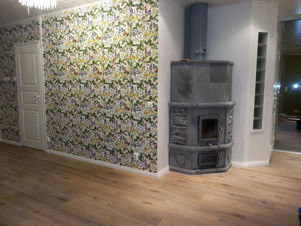 Tapetointi ja vinyylilattian asennus