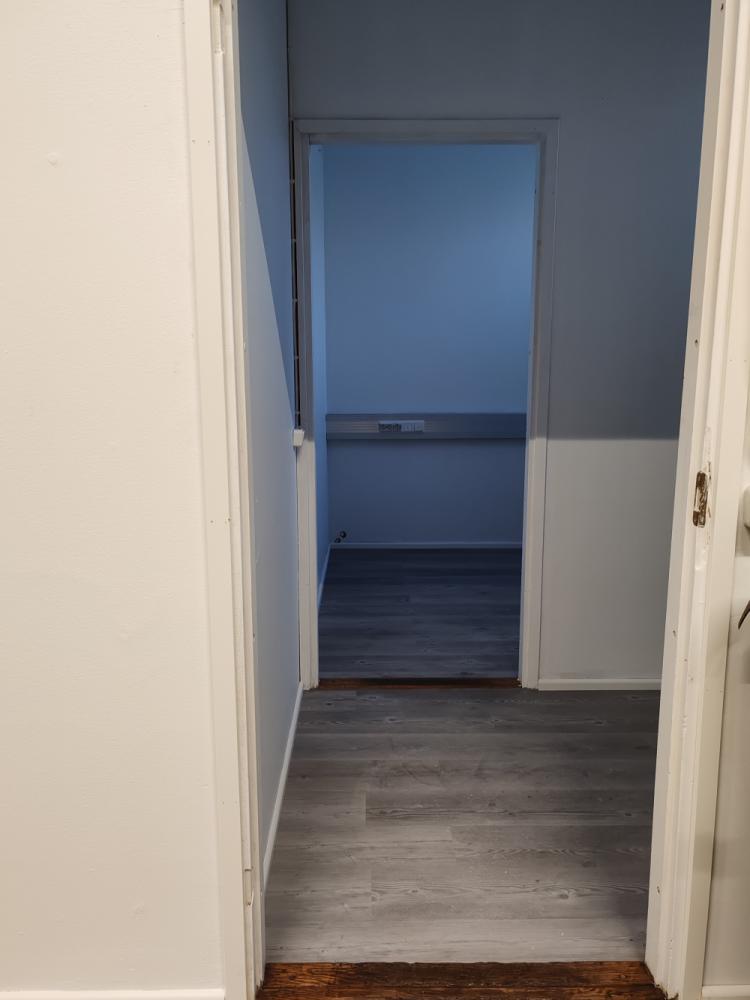 Toimiston maalaus ja vinyylilattian asennus