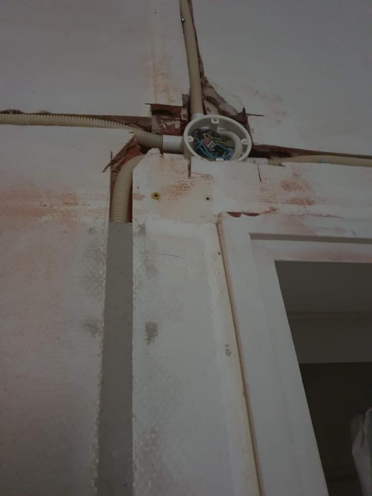 Edullinen sähköjohtojen piilotus. Pintaremppa