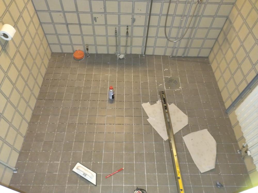 Kylpyhuoneen lattian laatoittaminen