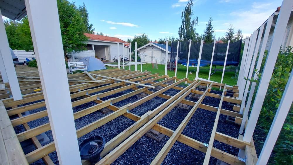 Tilava 103 m² Terassi Reiluilla Rima- ja Lauta-aitaratkaisuilla