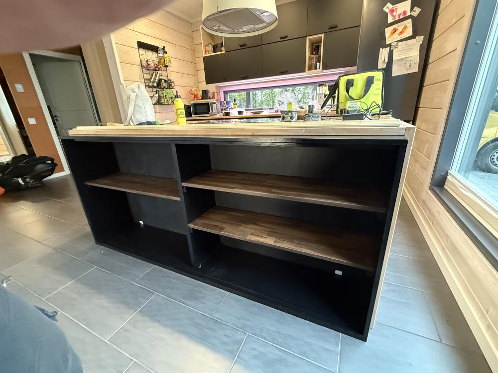 Hyllykaapiston upotus keittiösaarekkeen