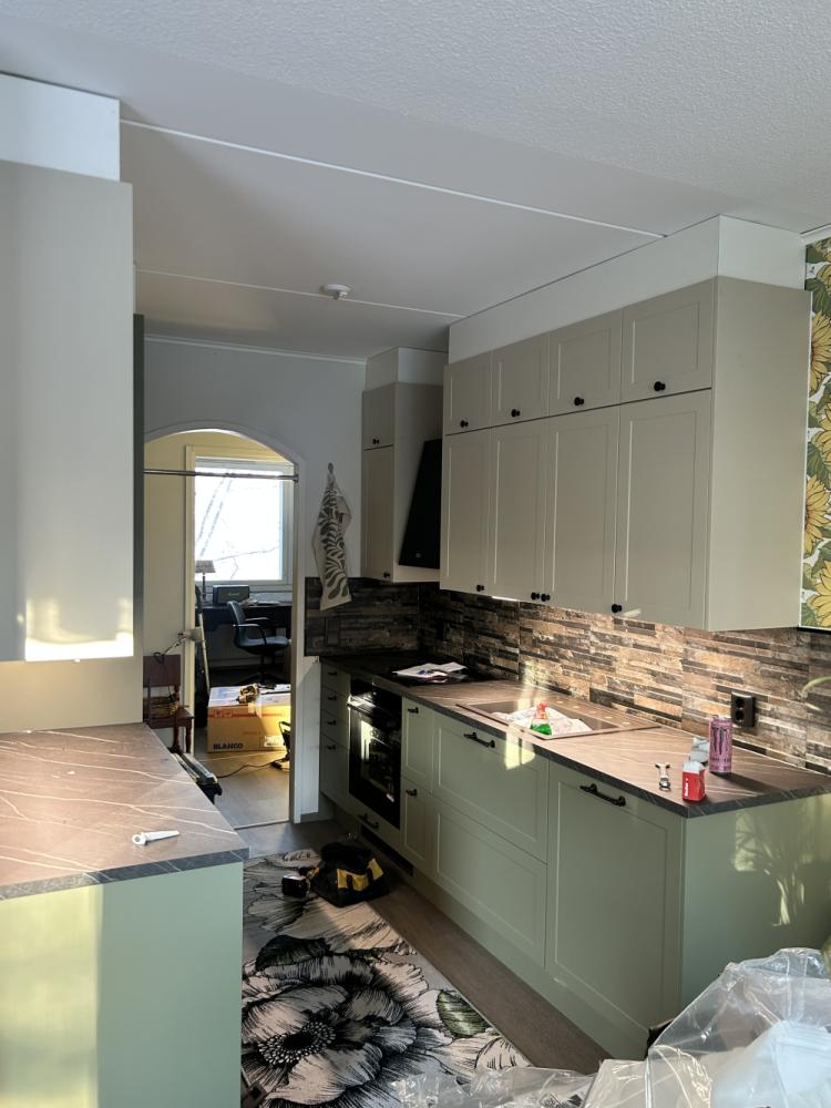Keittiö remontti+asunnon pinnat uusiksi.