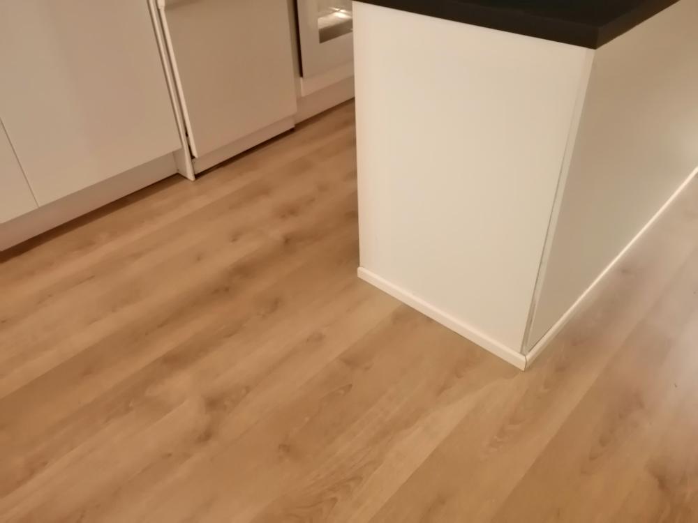 120M2 Kohteen laminaatti asennus ja listoitus