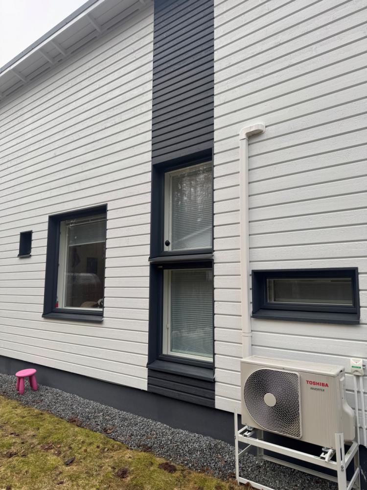 Kahden pienen ikkunan vaihtaminen yhteen kiinteään ikkunaan.