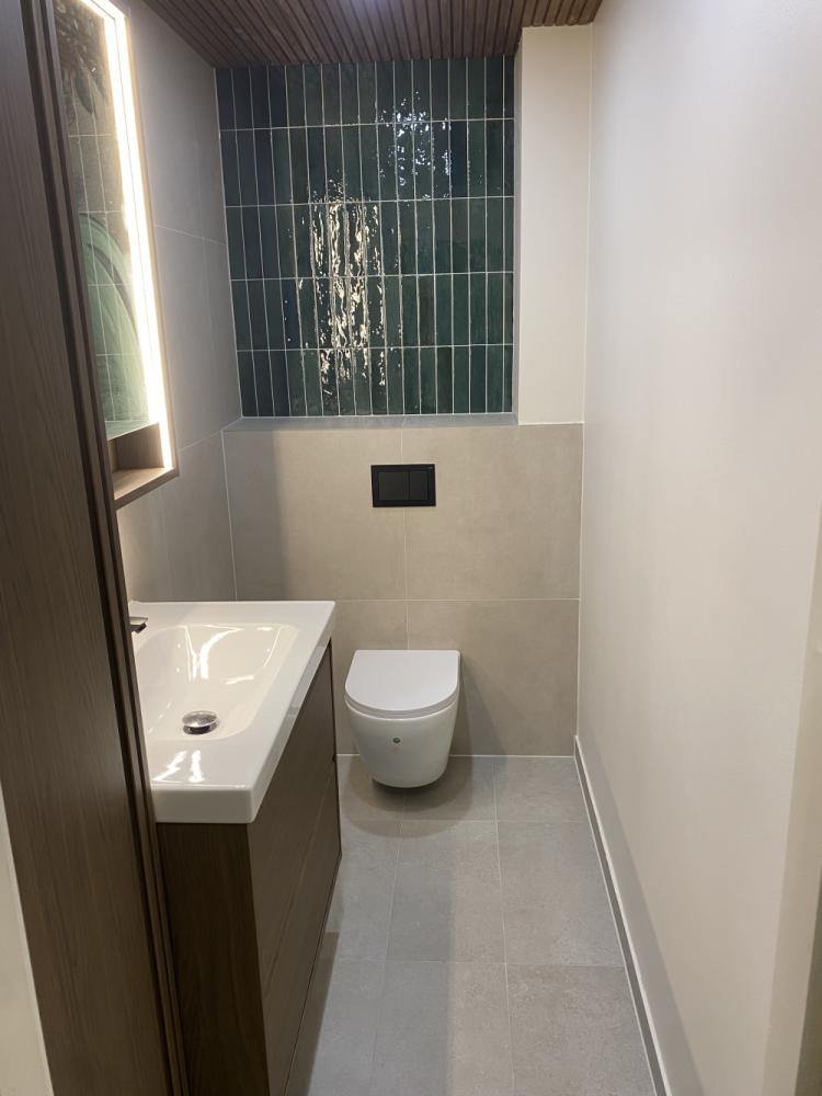 Kylpyhuoneen ja wc saneeraus.