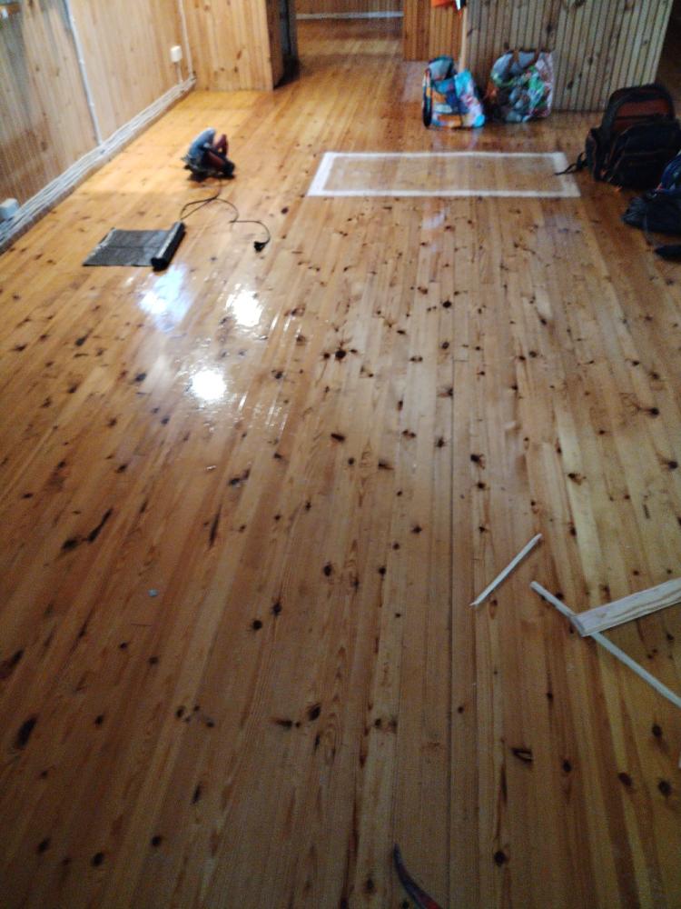 Mökin lattian täydellinen uusiminen.