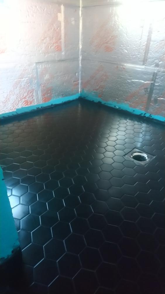 Kylpyhuoneen laatoitusta