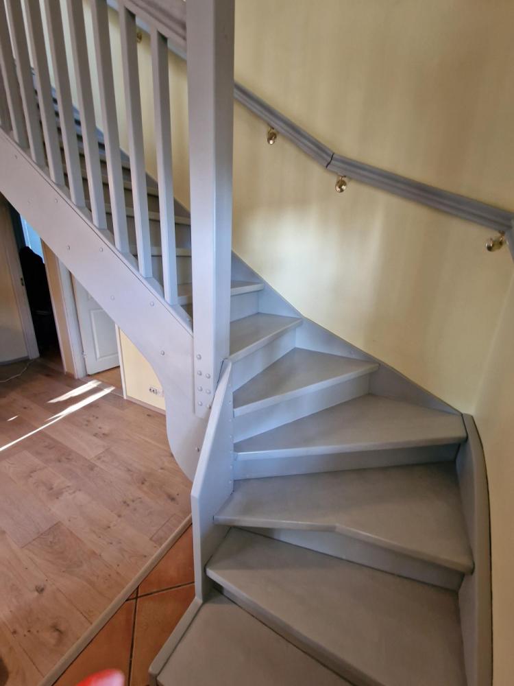 Portaiden maalaus ruskeasta harmaaksi