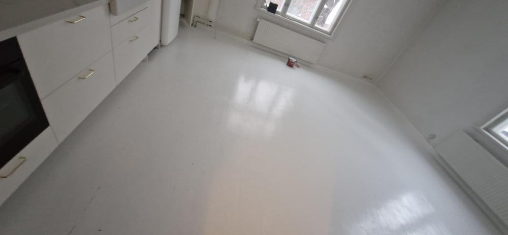 Alapohjaan eristeen vaihto, uudet lankkulattiat ja maalaus. Kylpyhuoneremontti.