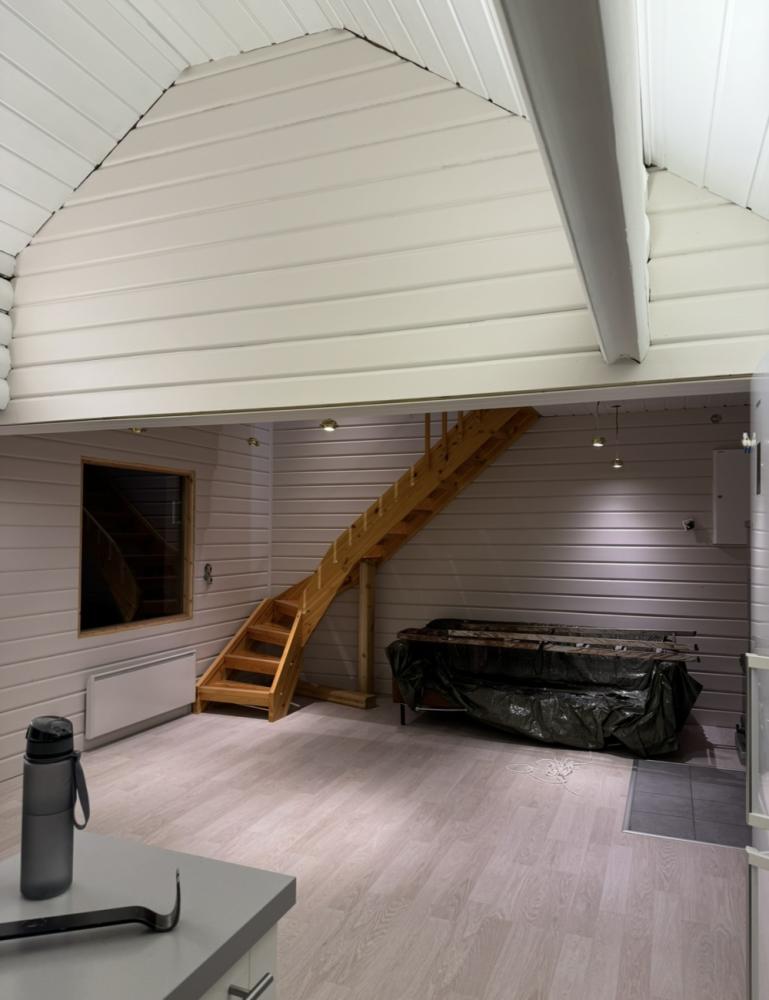 Hirsimökin sisämaalaus