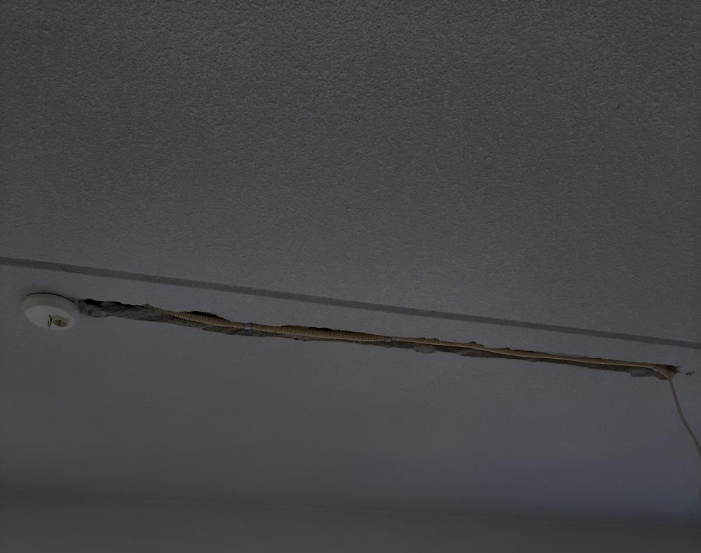 sähköjohtojen upotus  ei vaadi koko kattomaalausta, pystyn jäljettämään röpelökuviota ja väriä.