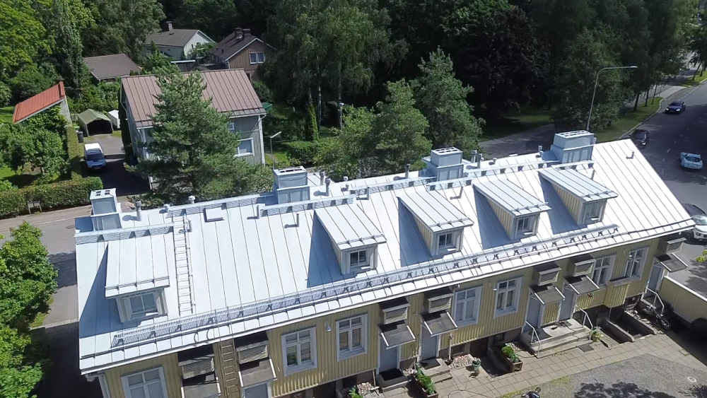 Taloyhtiön peltikaton maalaus