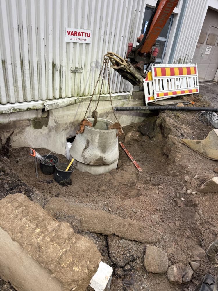 Ryöminta tilan kaivon asennus ja viemäröinnin uusiminen ryömintätilassa.