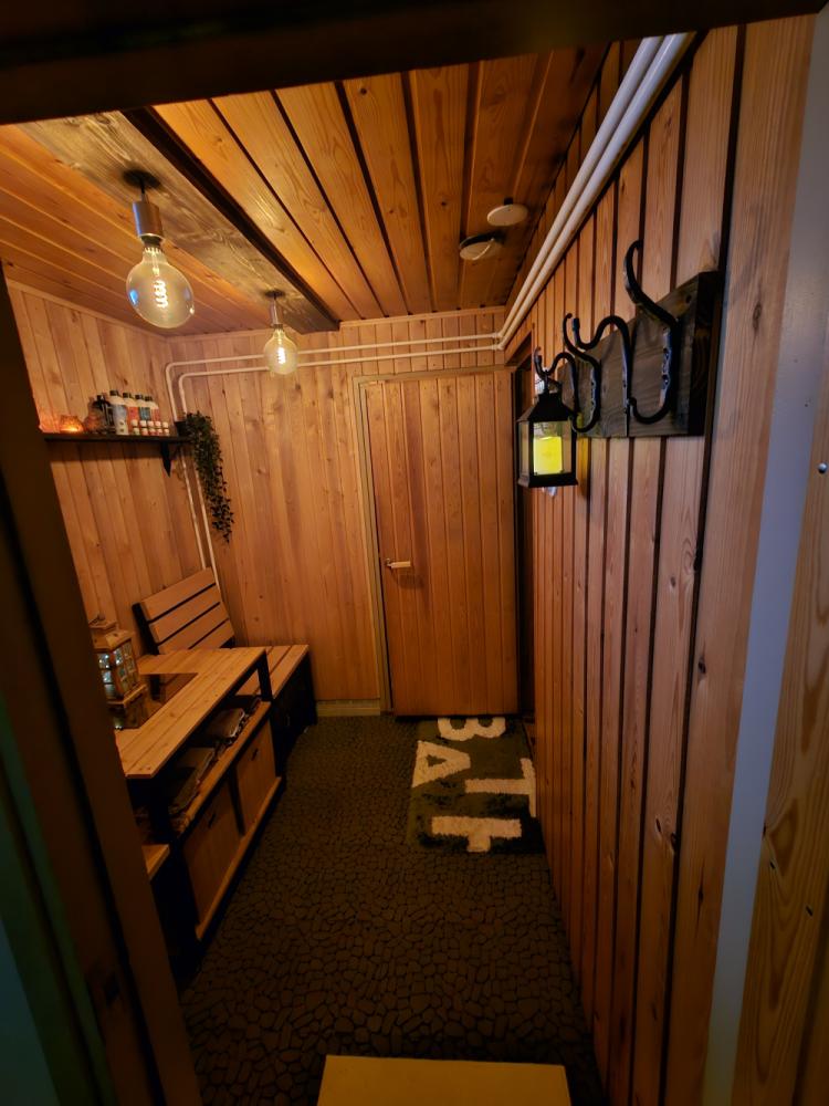 Saunan pukuhuoneen pintaremontti ja stailaus