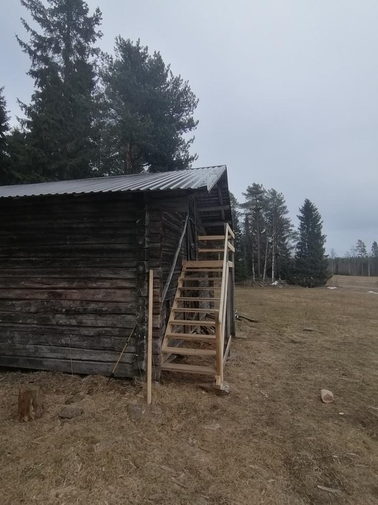 Kattoremontti ja ulkoportaiden uusiminen yli 100-vuotiaaseen rakennukseen