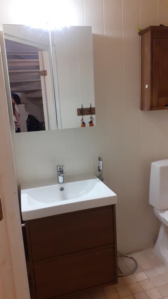 Allaskaapin ja peilikaapin asennus kylpyhuoneeseen