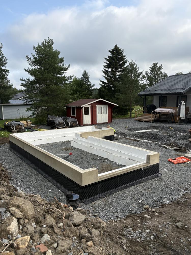 Autotallin perustukset + patolevy ja reunalista