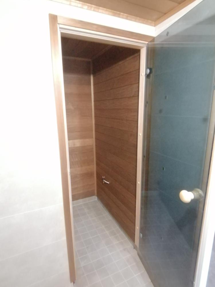 Kylpyhuoneen ja saunan kokonaisvaltainen saneeraus: lattiakaivon vaihto ja täydellinen purku