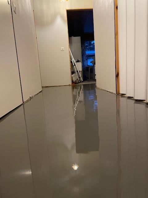 Vinyylilattian asennus ja lattian tasoitus