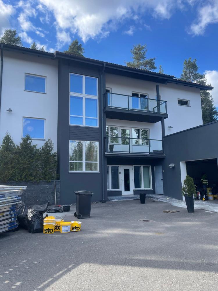 Kerrostalon seinien korjaus ja maalaus