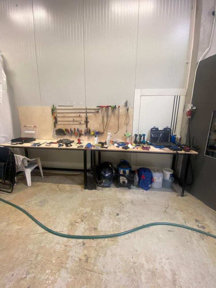 Työpöydän valmistus autotalliin