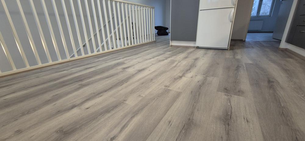 Laminaattilattian purkaminen, vinyylilankun asentaminen ja jalkalistojen uudelleenasennus