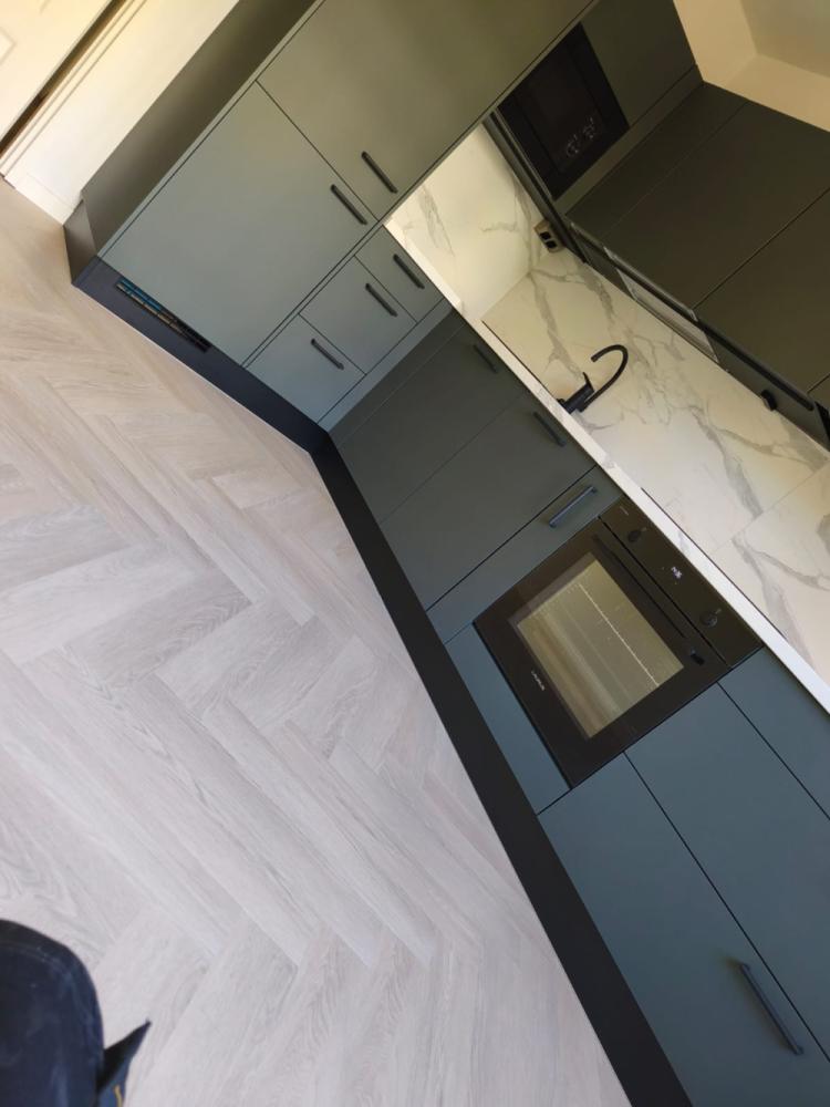 Uusi lattia muovimaton tilalle. 20.10