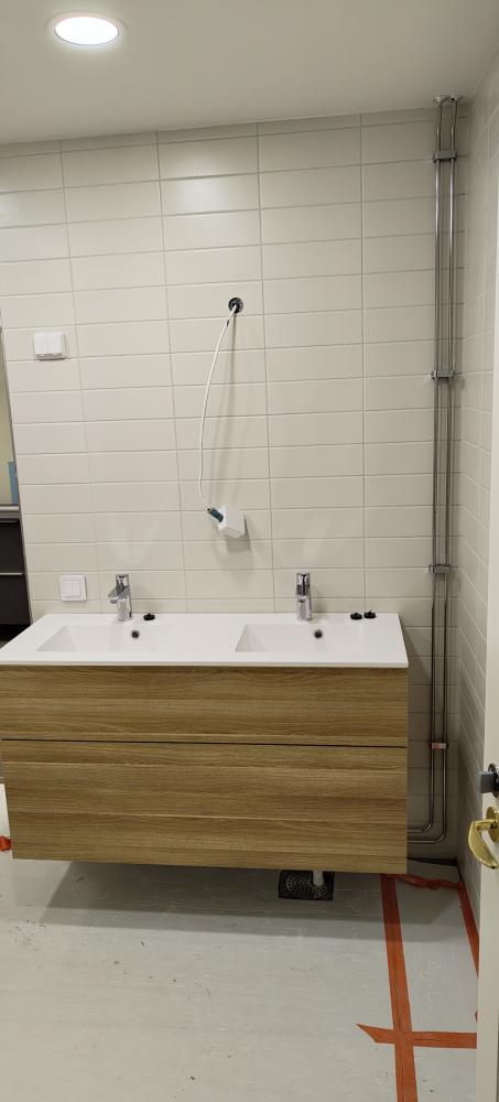 Grönqvistin talon toimistotilojen WC-tilojen saneeraus.