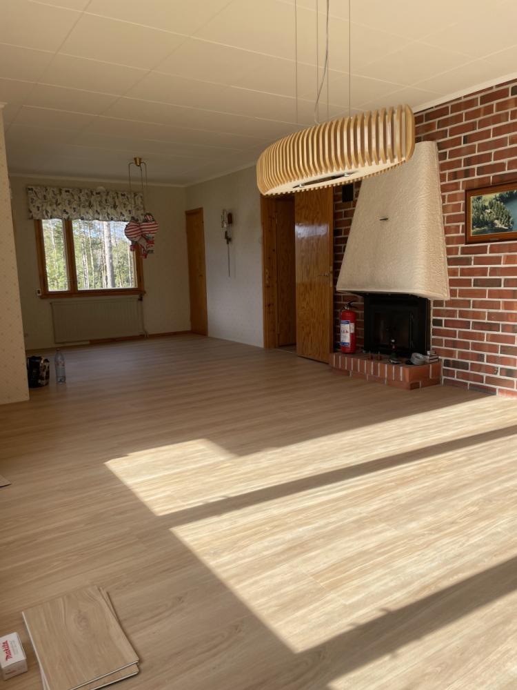 84m2 vinyylilattin asennus ja jalkalistoitus