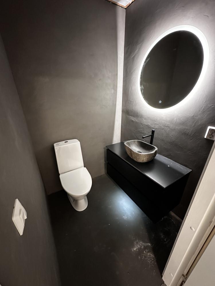 Wc tilojen mikrosementöinti, kalustaminen ja lattian mikrosementöinti