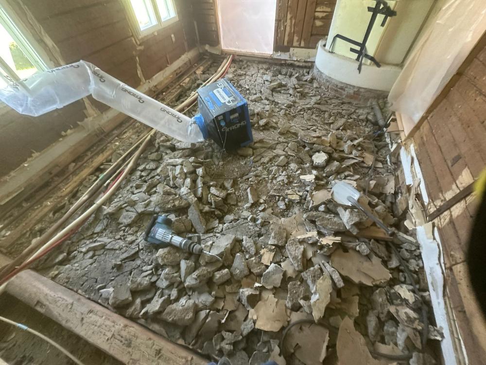 Lattian piikkaus ja kreosootin hionta vanhassa omakotitalossa