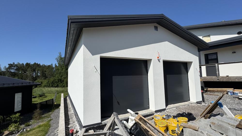 Autotalli ja talo rappaus