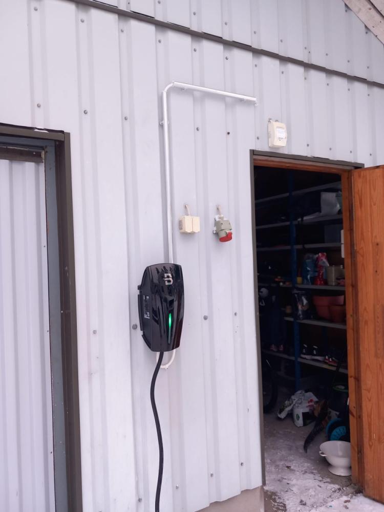 Sähköauton latauslaite asennus