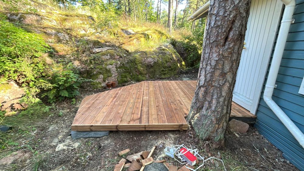 Kesämökin terassi luonnonhelmassa.