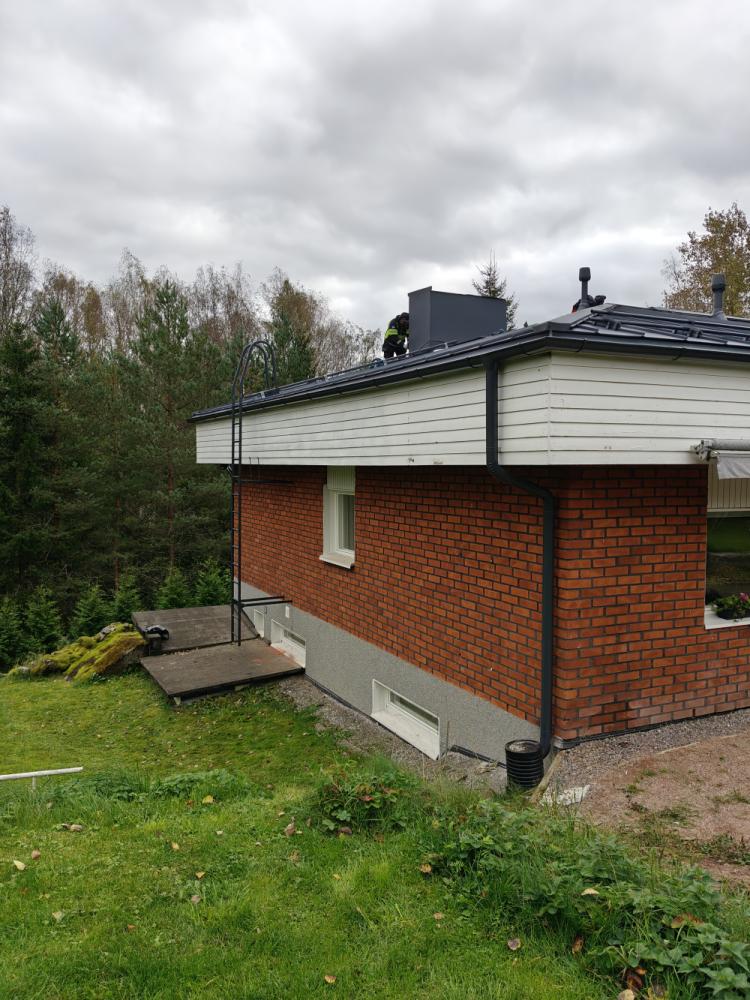 Kourujen ja syöksyjen asennus