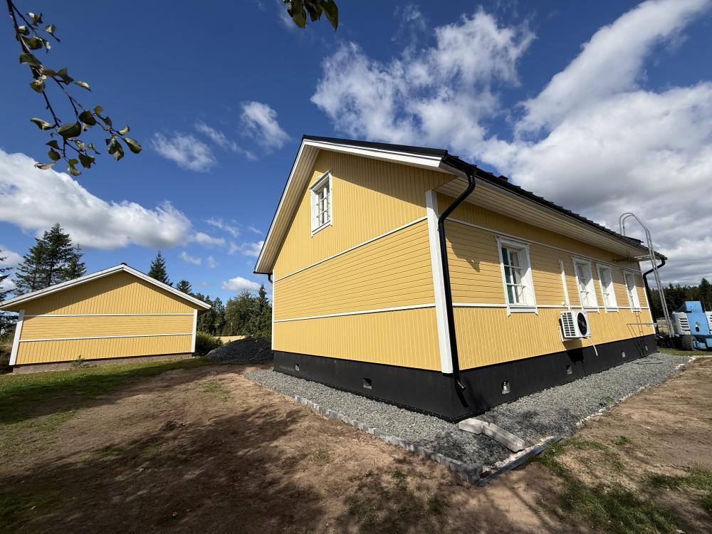 Omakotitalon julkisivumaalaus