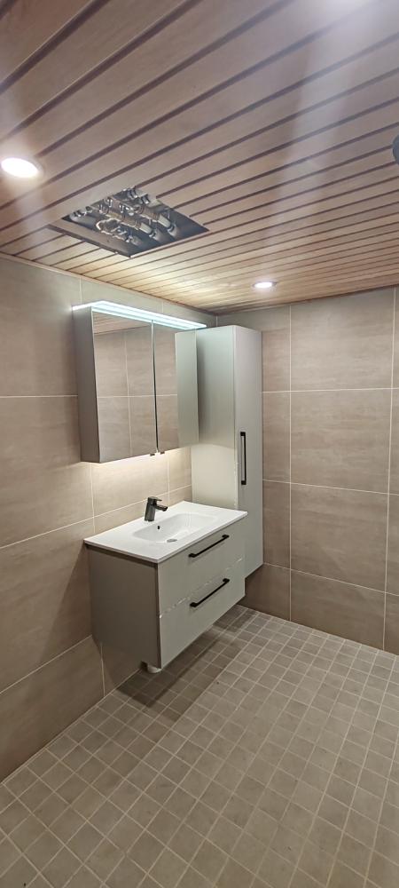 peilikaappi ja lattia sähkö kanava asennus ja sähköpatterin asennus