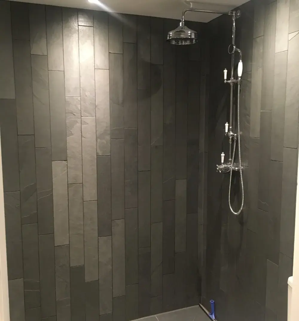 Kylpyhuoneeseen on asennettu märkätilalevyt