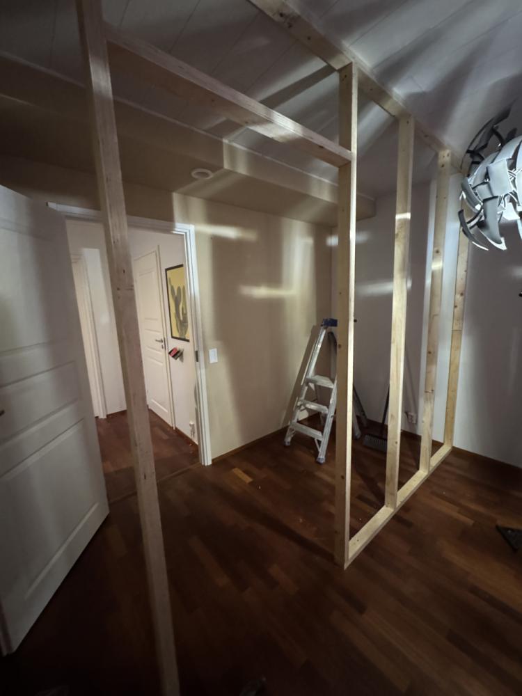 Väliseinän rakentaminen ja huoneiden maalaus.