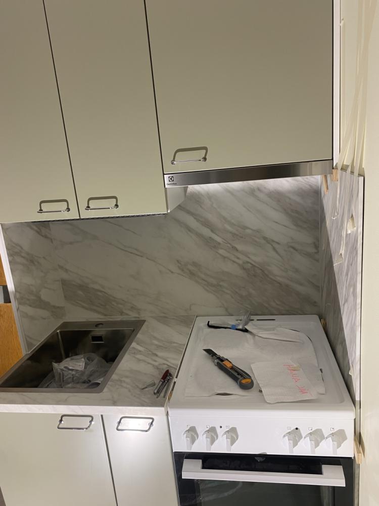 Keittiö kalusteiden asennus ja vesieristys.