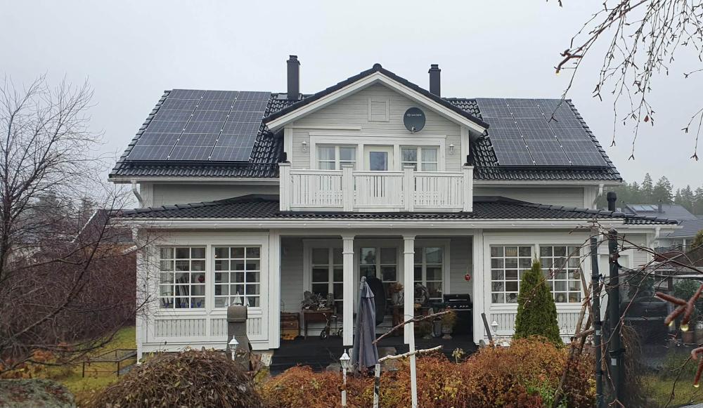 Aurinkopaneelien asennus