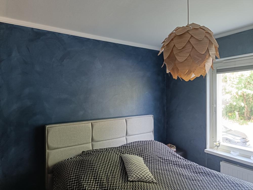 Huoltomaalaus + makuuhuone + olohuone tehosteseinillä