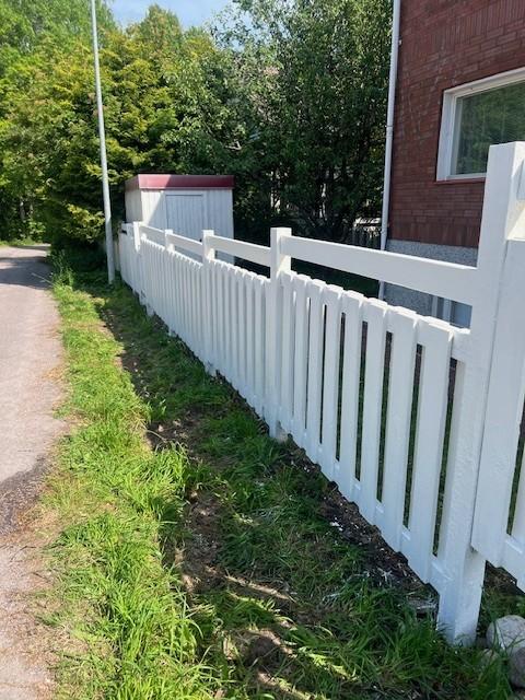 Ennen ja jälkeen kuvat piha aidan oikaisusta, pesusta ja maalauksesta