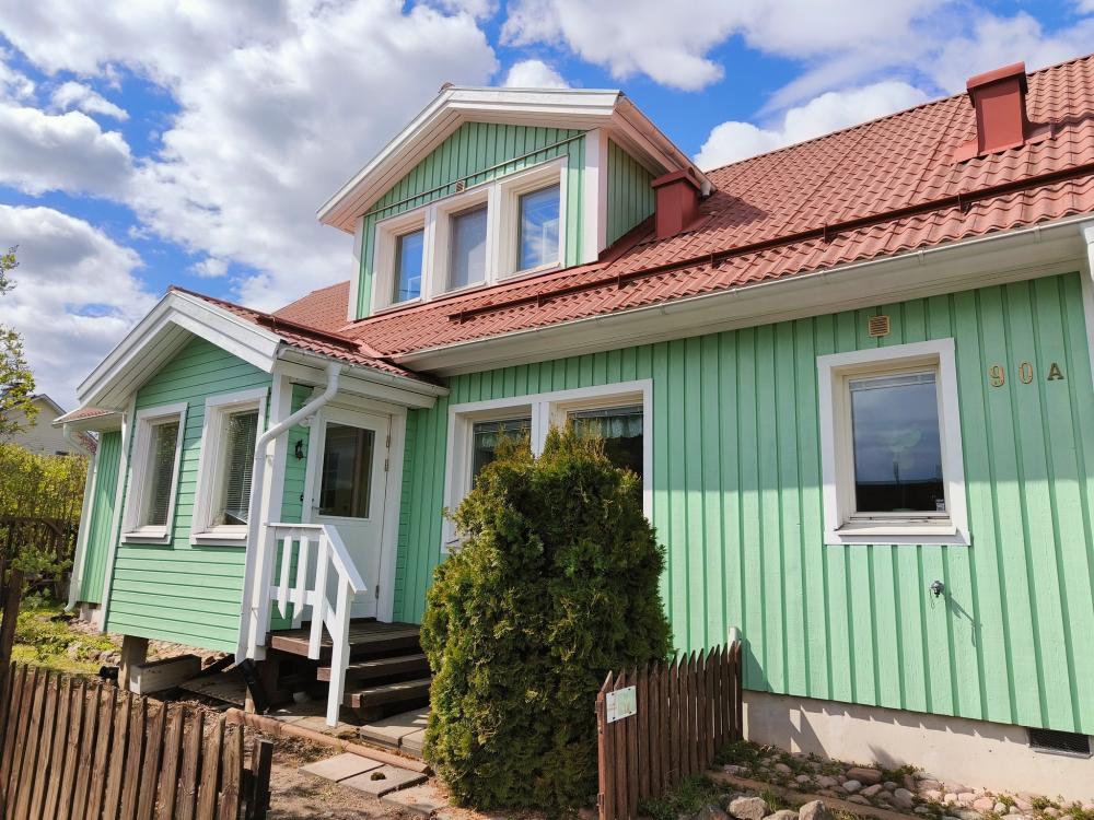 Omakotitalon julkisivunmaalaus.