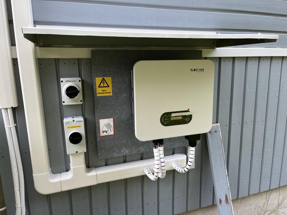 Omakotitalo aurinkopaneelijärjestelmä