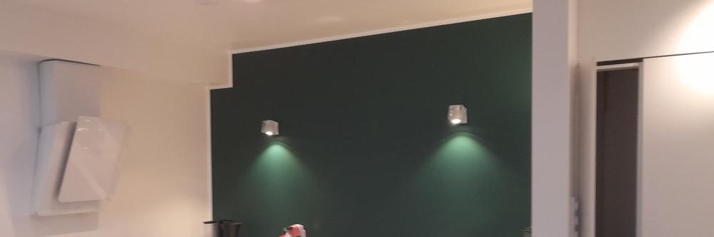 Ullakkohuoneiston pintasaneeraus, pienet sähkötyöt ja sähkökeskuksen vaihto