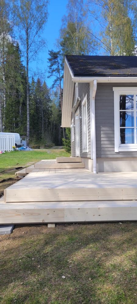 Piiloruuvitetun terassin rakentaminen