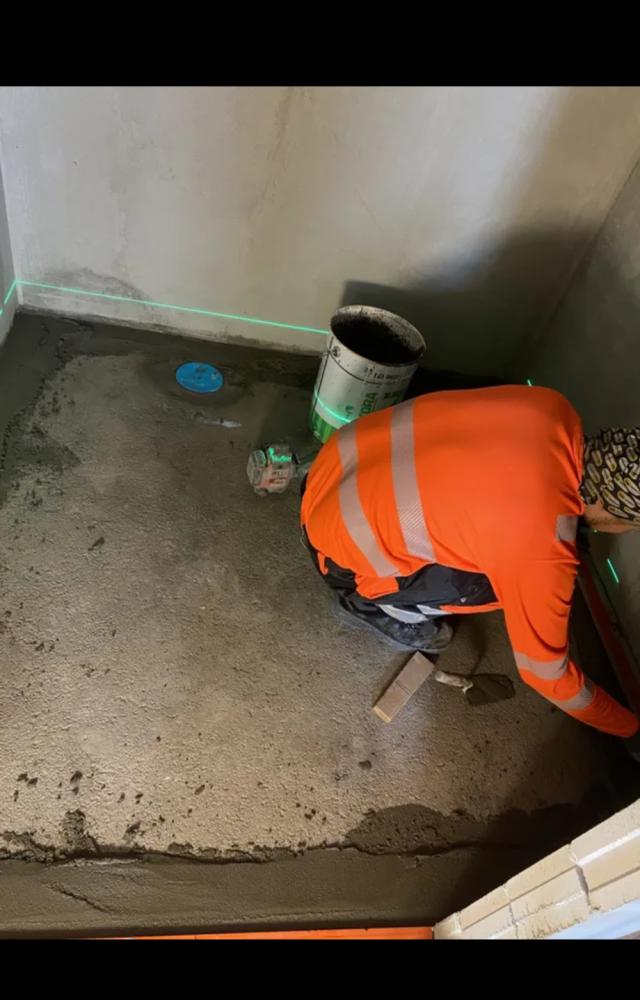 Tasoitus kerrostalo, raudoitus, laatoitus, ja pohja valmistelu laaitoitukselle