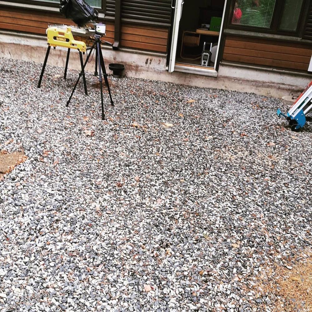 Terassin tekoa rivitalon takapihalle